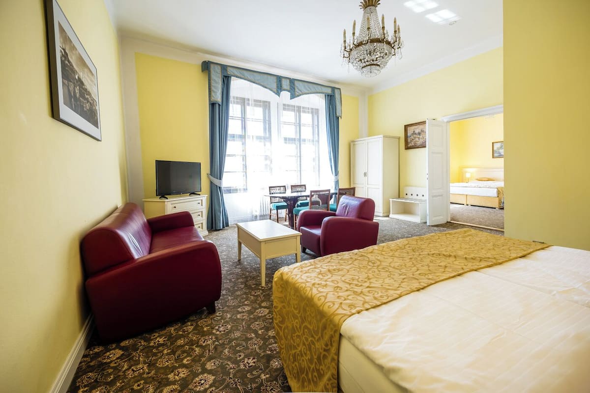Suite Familiale, 2 chambres, chambres communicantes | Literie hypoallergénique, minibar, coffres-forts dans les chambres