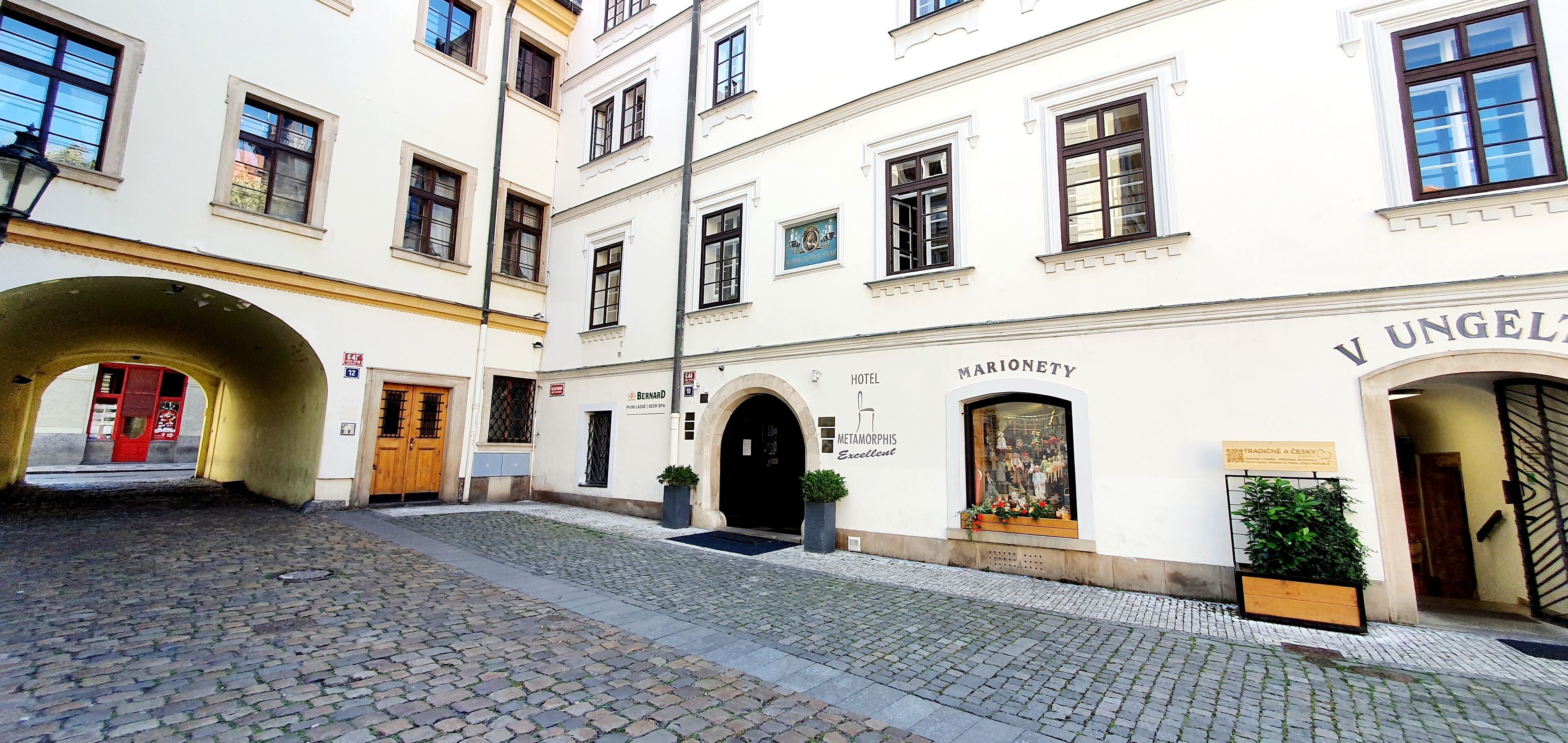 1 bedroom, hypo-allergenic bedding, minibar, in-room safe