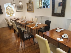 Frokost, lunsj og middag serveres