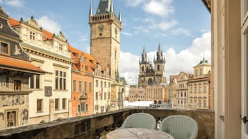 BÀddmadrasser, minibar, vÀrdeförvaringsskÄp pÄ rummet och unika möbler