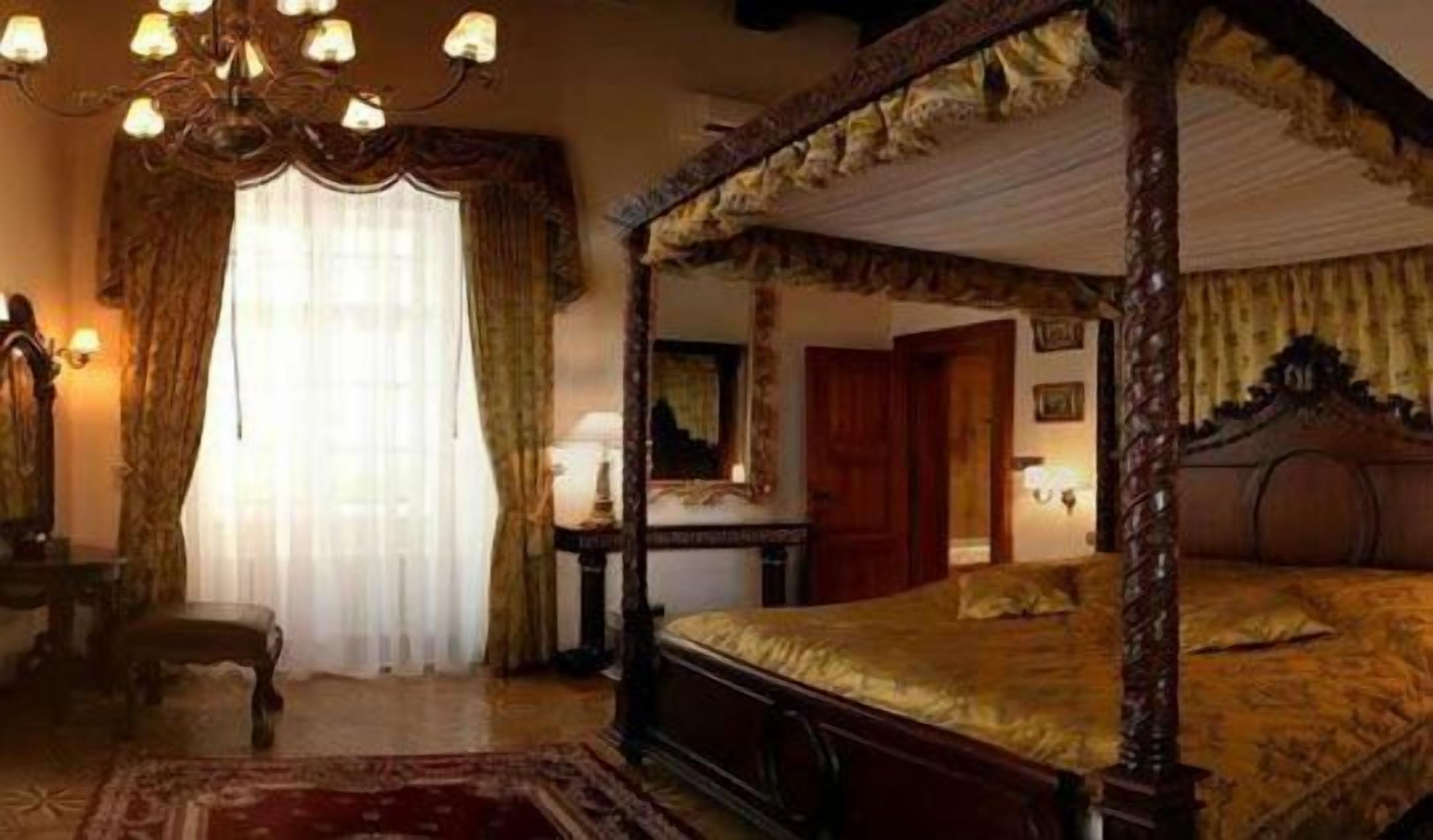 أسرّة بطبقة علوية مريحة وميني بار وخزنة داخل الغرفة وستائر تعتيم