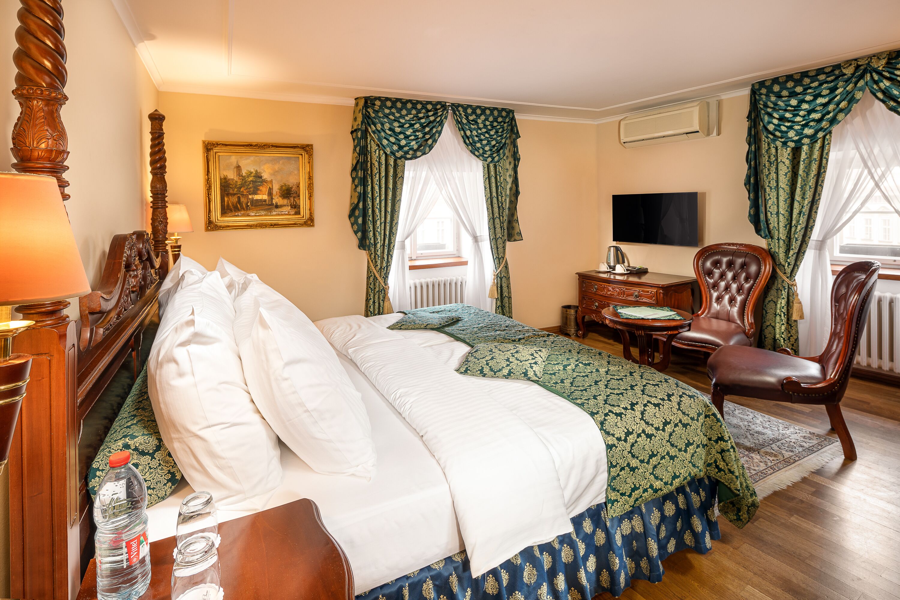Lit avec matelas à plateau-coussin, minibar, coffre-fort
