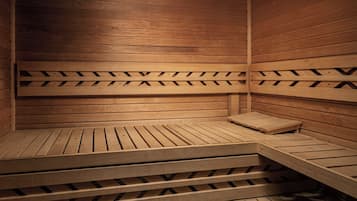 Uma sauna de madeira com bancos e design de piso inclinado.