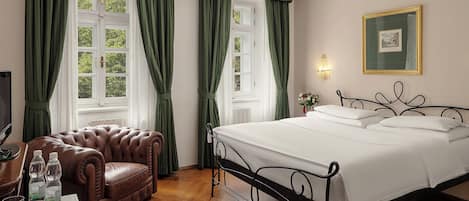 Camera con letto matrimoniale o 2 letti singoli | Biancheria da letto di alta qualità, copriletto in piuma, minibar