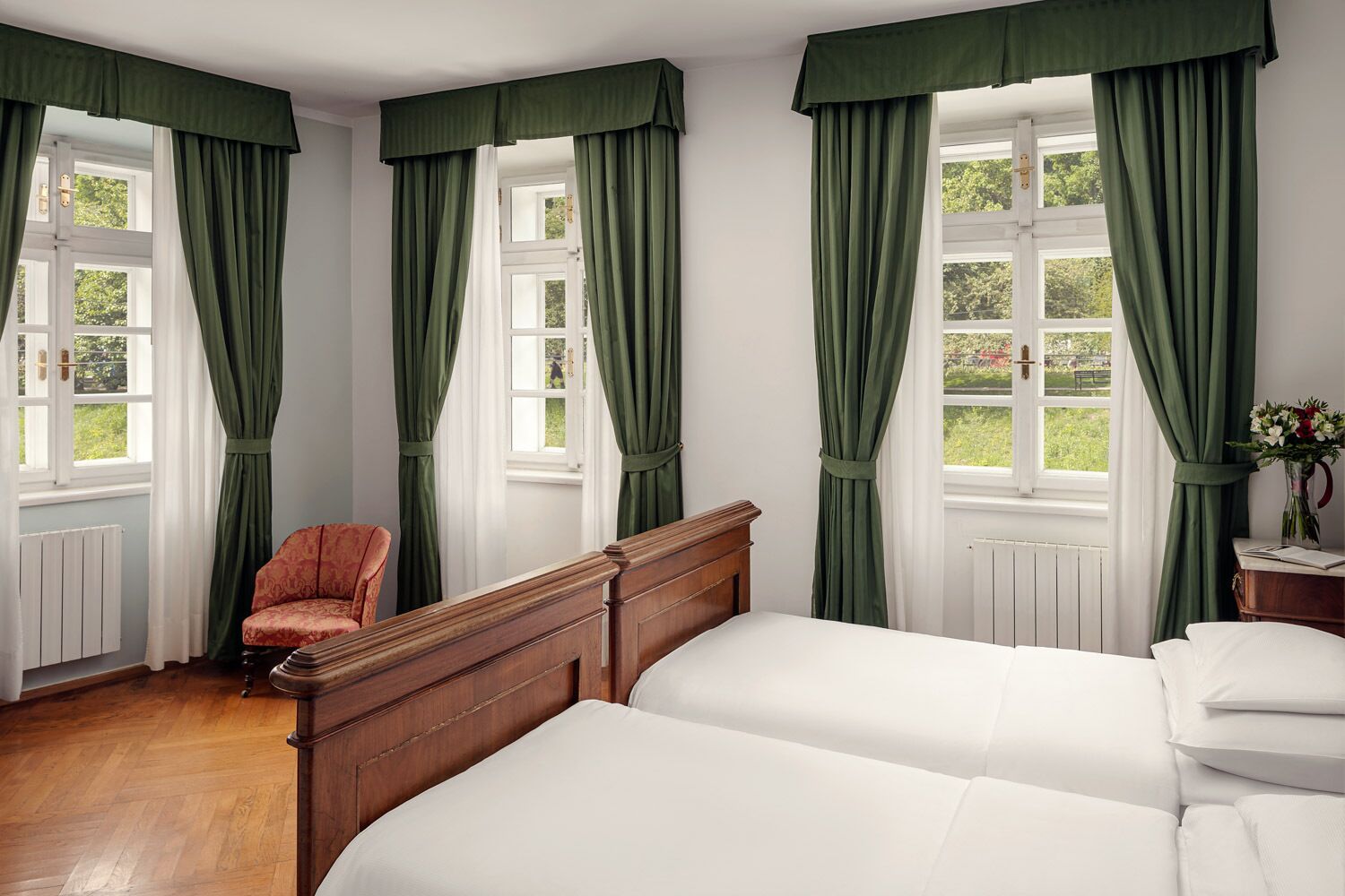 1 bedroom, premium bedding, down duvets, minibar