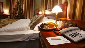 Hypo-allergenic bedding, minibar, in-room safe, free WiFi