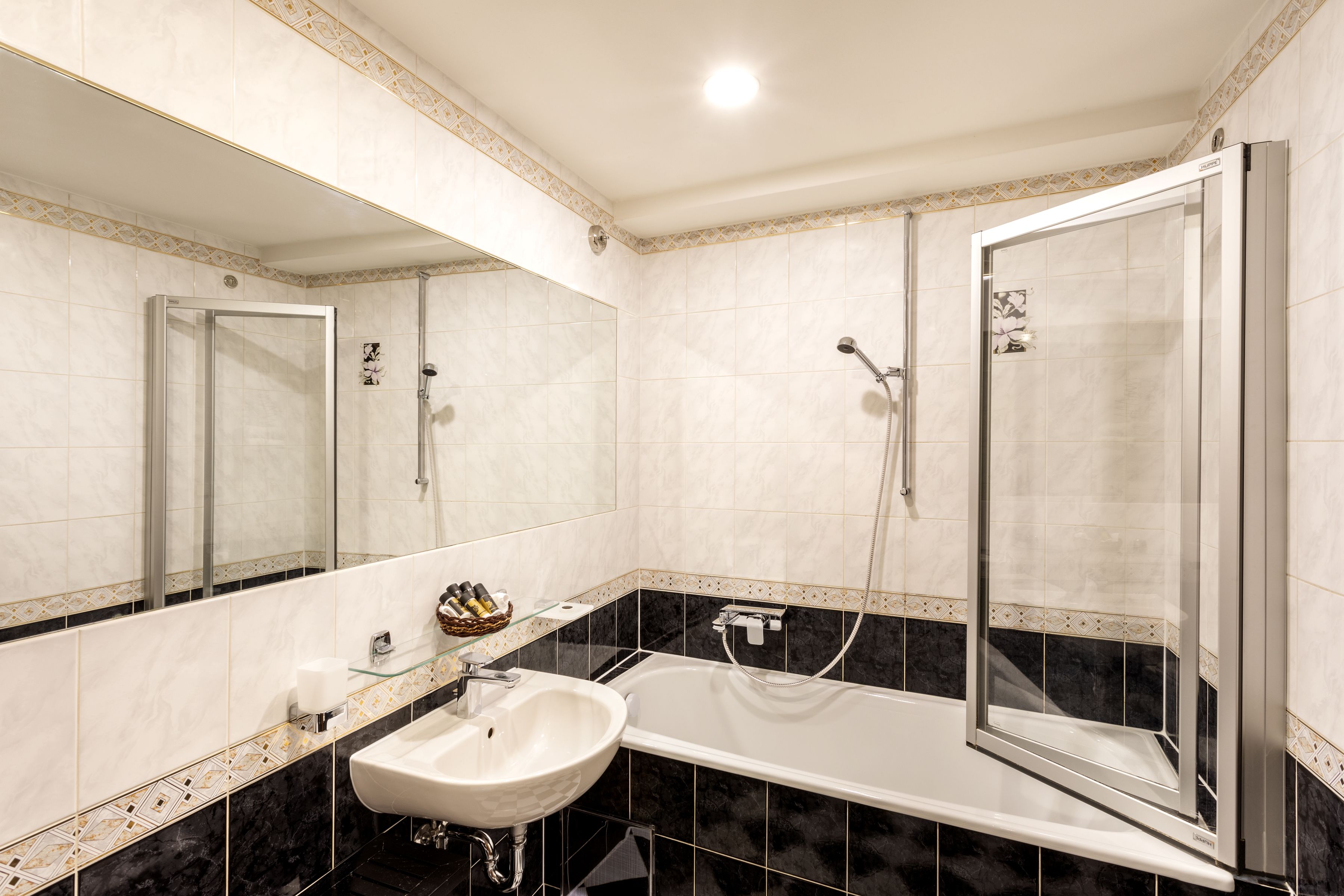 standard room | bathroom | combined shower/bathtub, designer toiletries, hair dryer, slippers