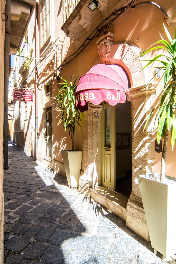 Property entrance - Aretusa Vacanze B&B (Syracuse)