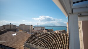 A rooftop terrace with a view of the sea and distant mountains. - Aretusa Vacanze B&B (Syracuse)