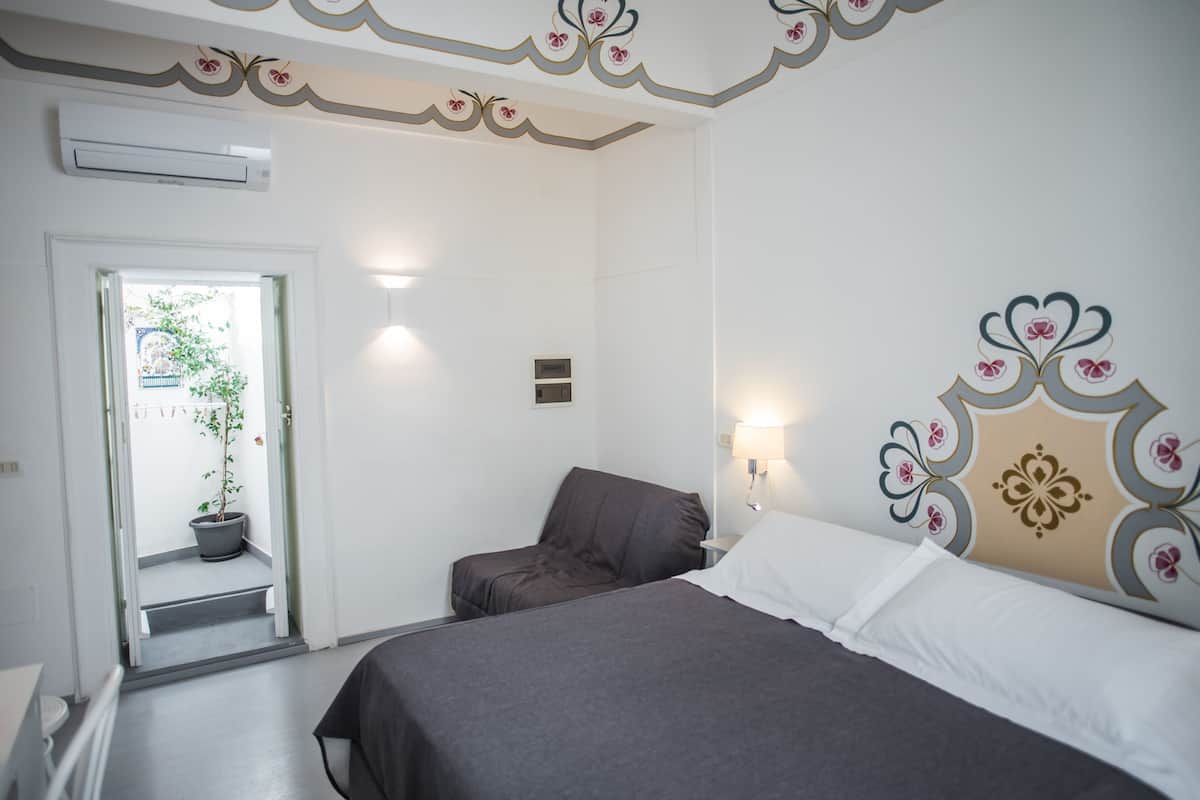 Chambre quadruple | 1 chambre, lit avec matelas à plateau-coussin, minibar, coffre-fort