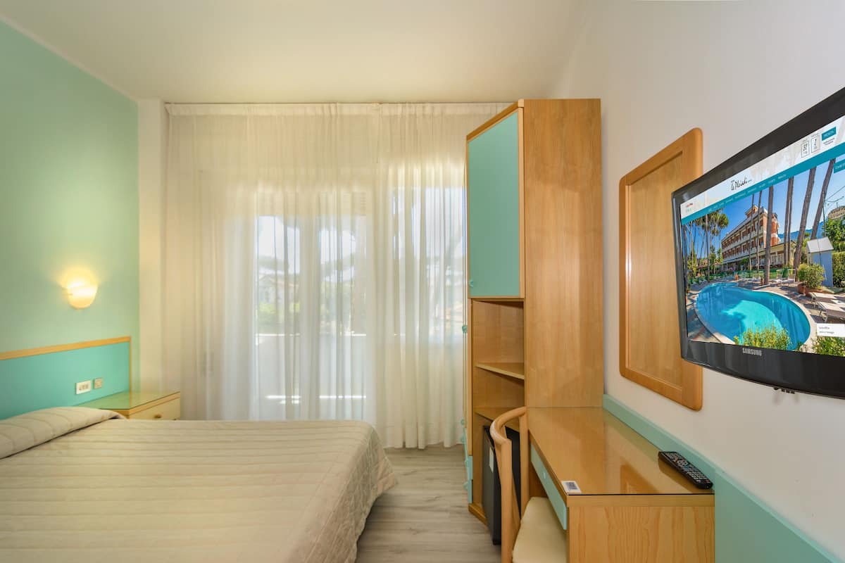 Classic Double Room, Balcony | 1 bedroom, Frette Italian sheets, minibar, in-room safe
