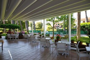 Breakfast, lunch, dinner served; Regional cuisine, garden views - Hotel le Pleiadi (Forte dei Marmi)