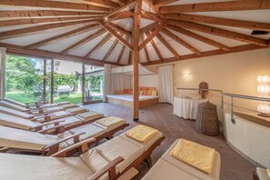 Un sauna, una bañera de hidromasaje, baño turco, tratamientos corporales