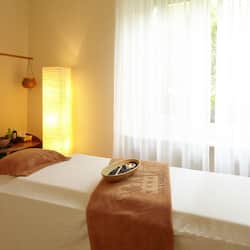 Sauna, tab panas, bilik wap, rawatan badan, urut tuaman batu