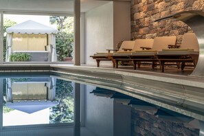 Inomhuspool med öppettider 07.00 till 19.00, och solstolar