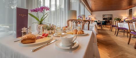 Petit déjeuner buffet (25 EUR par personne)