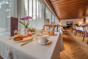 Desayuno buffet (EUR 25 por persona)