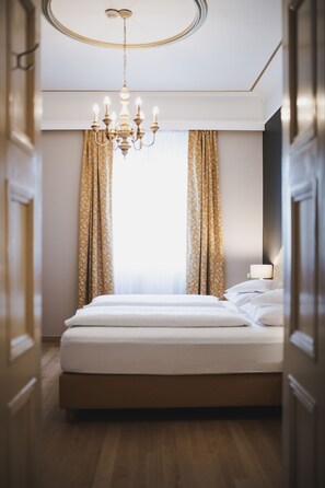 Deluxe-Doppelzimmer, Balkon | Minibar, Zimmersafe, Schreibtisch, schallisolierte Zimmer