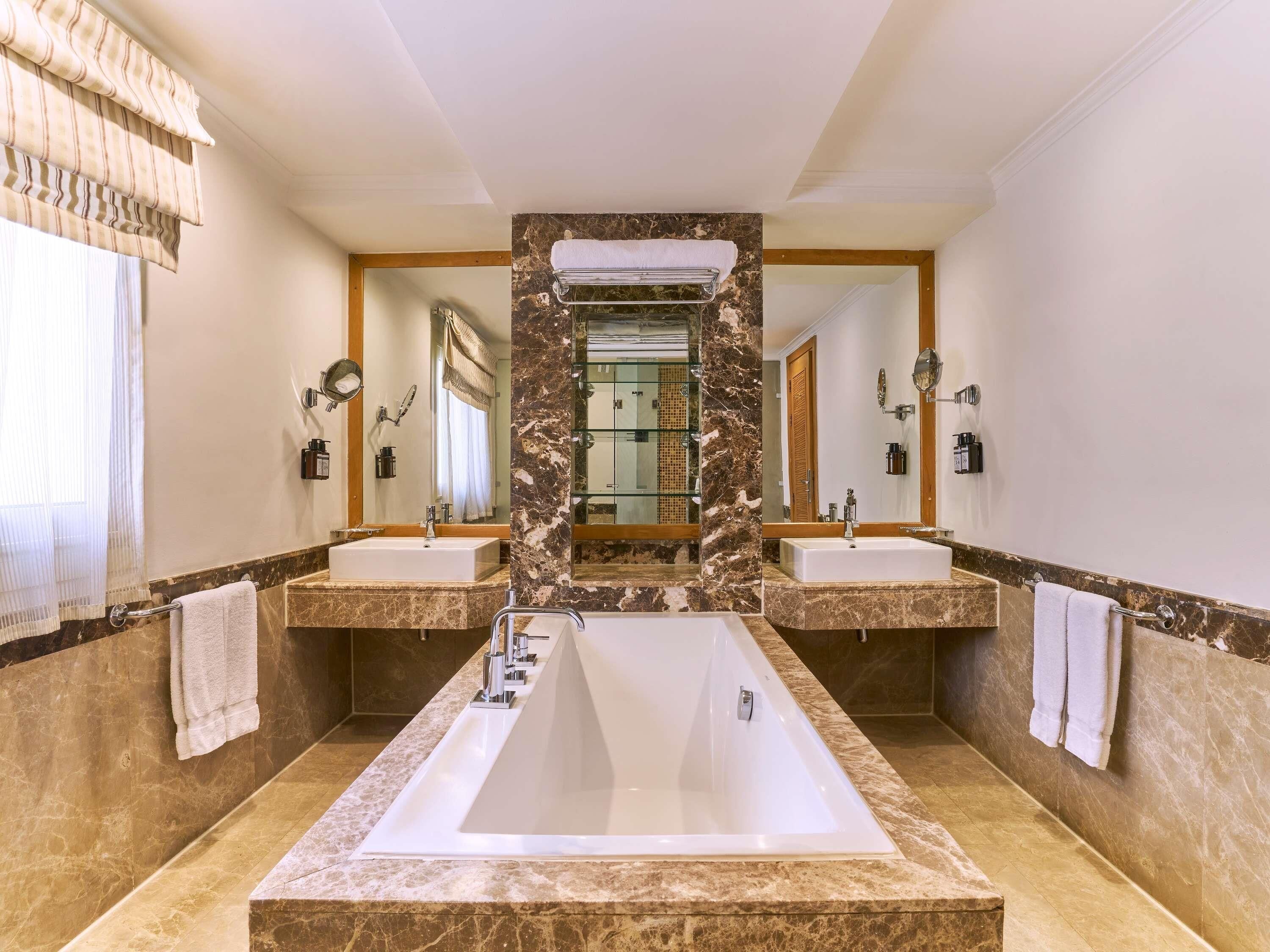 Ropa de cama de alta calidad, camas Select Comfort y minibar 