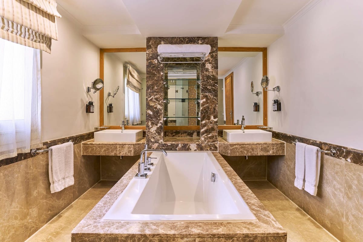 Ropa de cama de alta calidad, camas Select Comfort y minibar