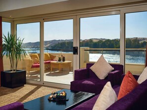 Ropa de cama de alta calidad, camas Select Comfort y minibar 