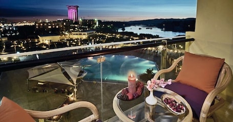 Ropa de cama de alta calidad, colchones Select Comfort y minibar . Mövenpick Resort Aswan