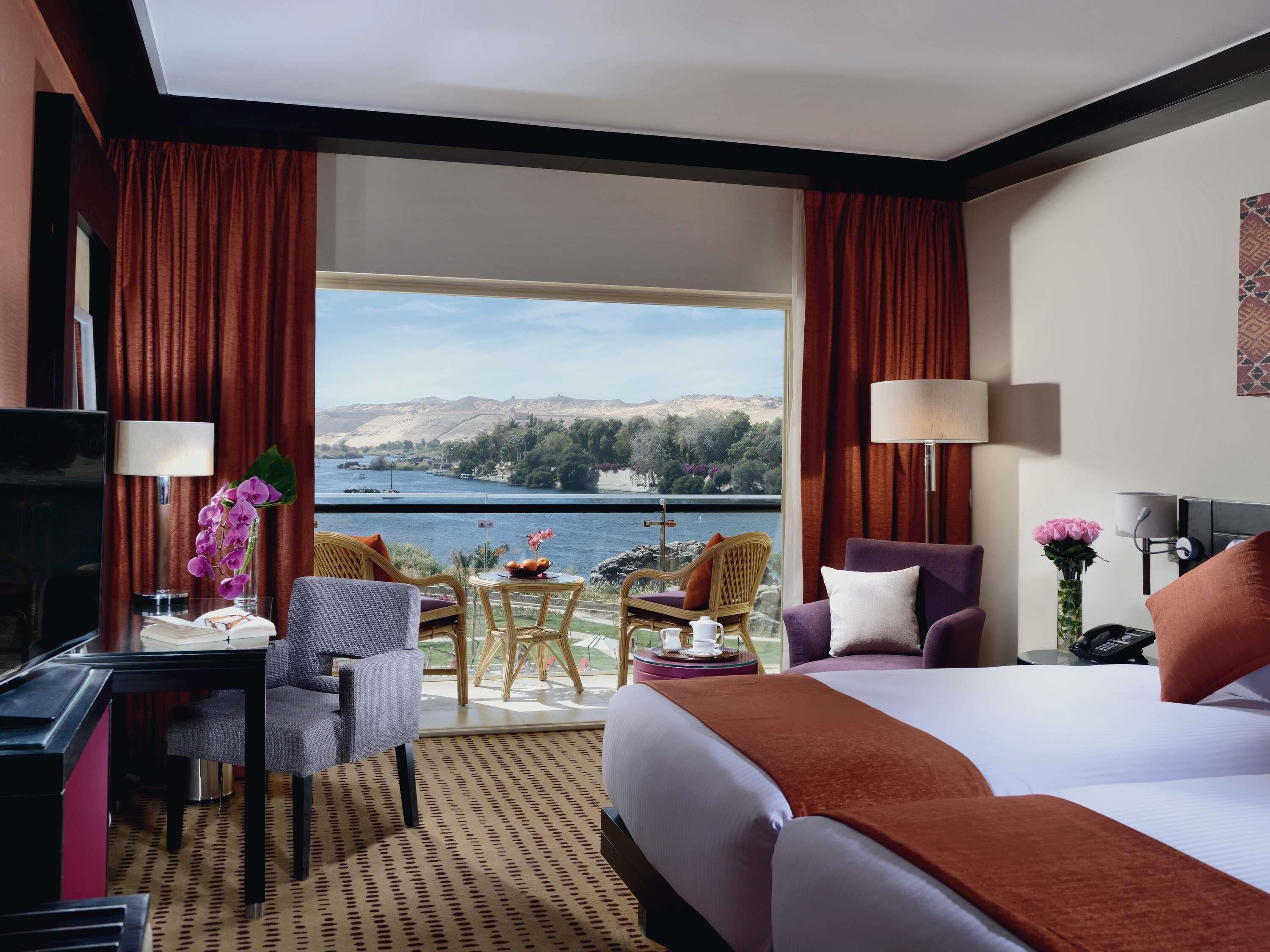 أغطية فراش متميزة وأسرّة سليكت كومفورت وميني بار وخزنة داخل الغرفة