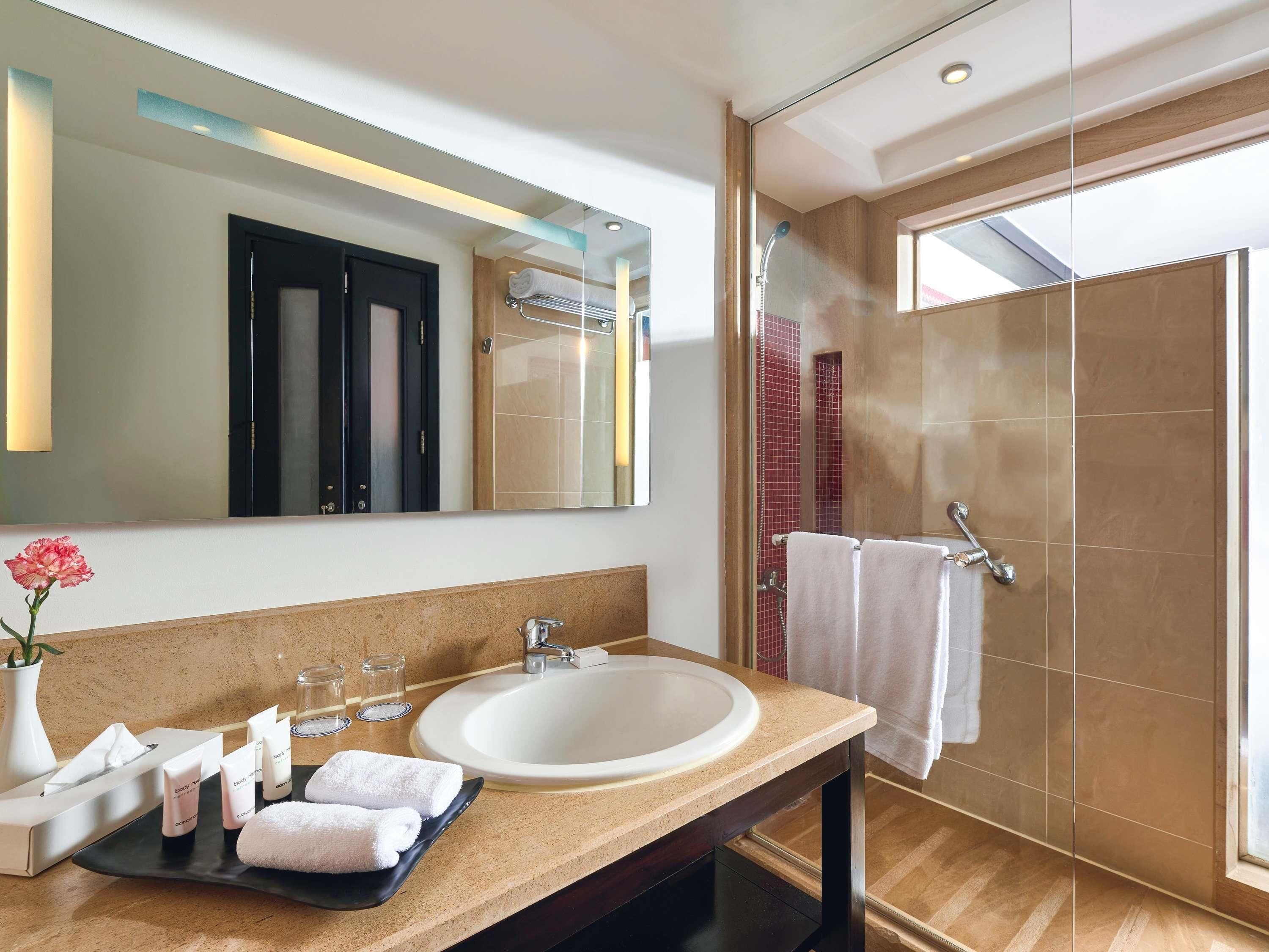 Roupas de cama premium, camas Select Comfort, frigobar