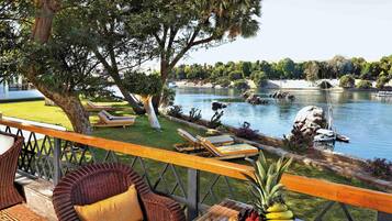 Sarapan prasmanan setiap hari (USD 35 per orang)