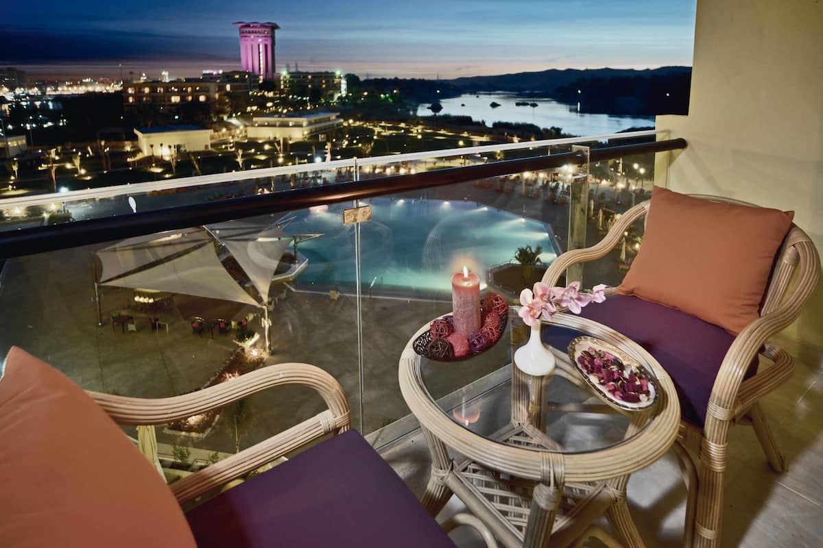 Habitación Deluxe con 2 camas individuales (Nile View (Elephantine Wing) | Ropa de cama de alta calidad, camas Select Comfort y minibar