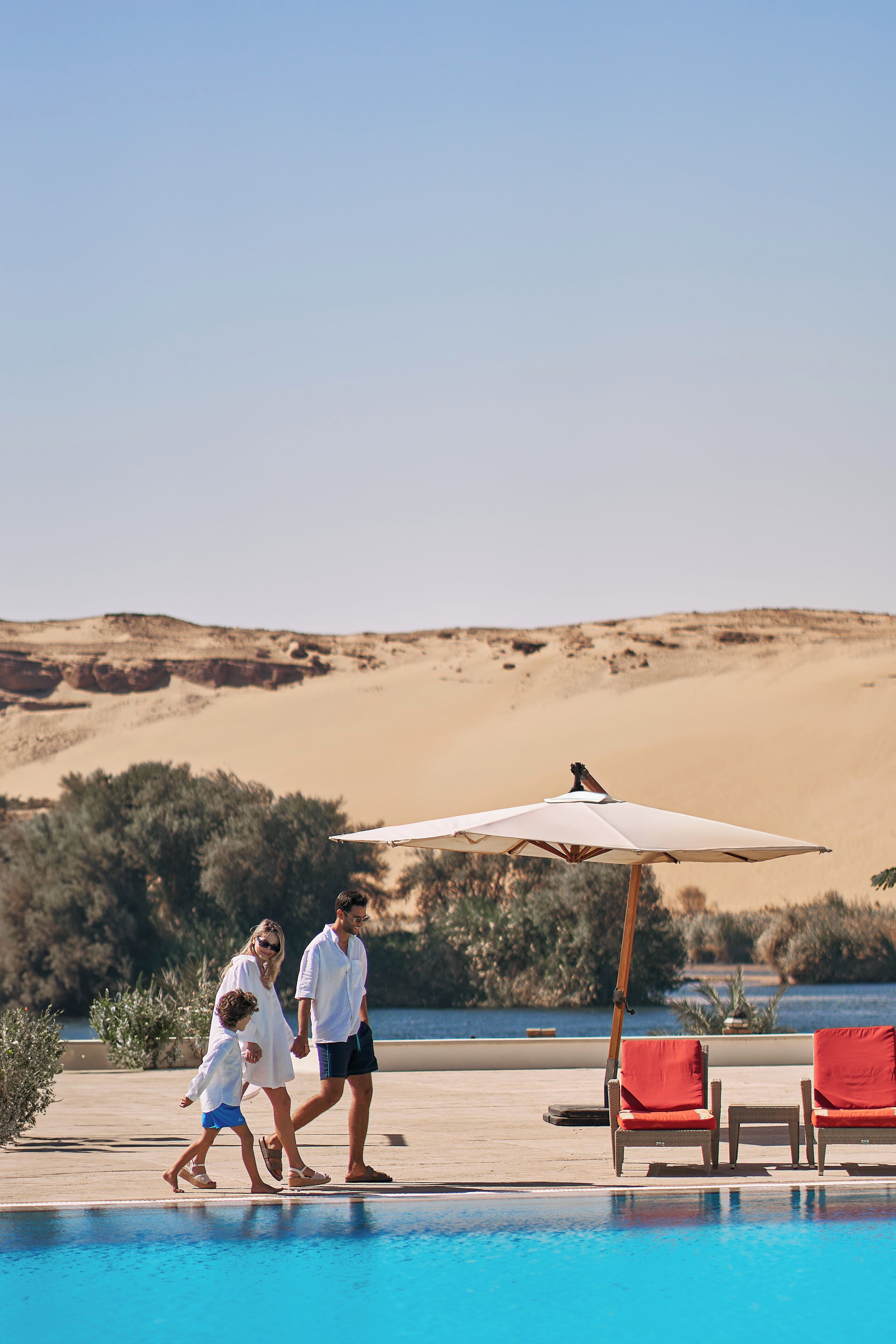 2 outdoor pools, pool loungers