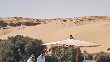 2 piscinas externas, espreguiçadeiras