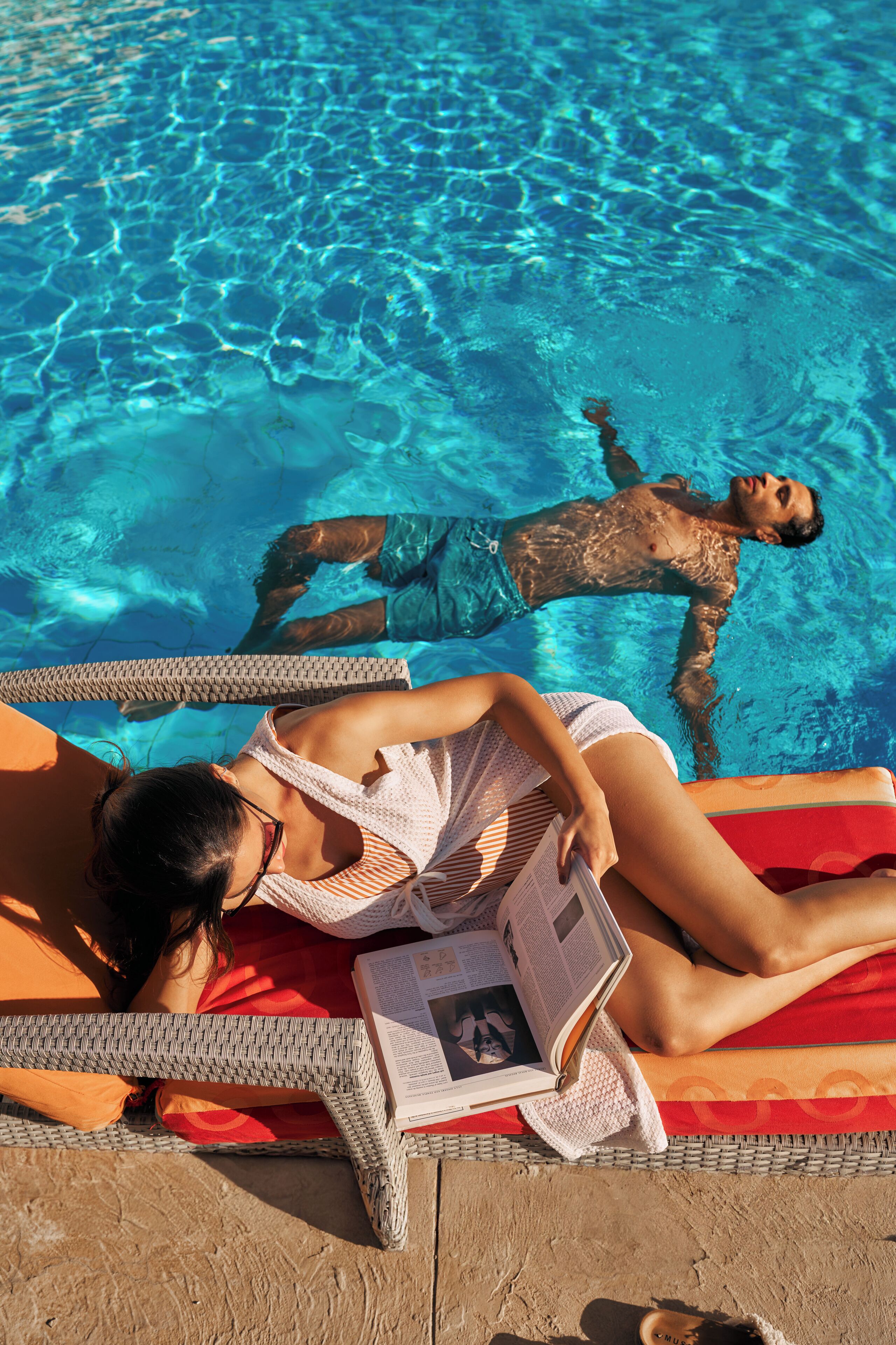 2 outdoor pools, pool loungers