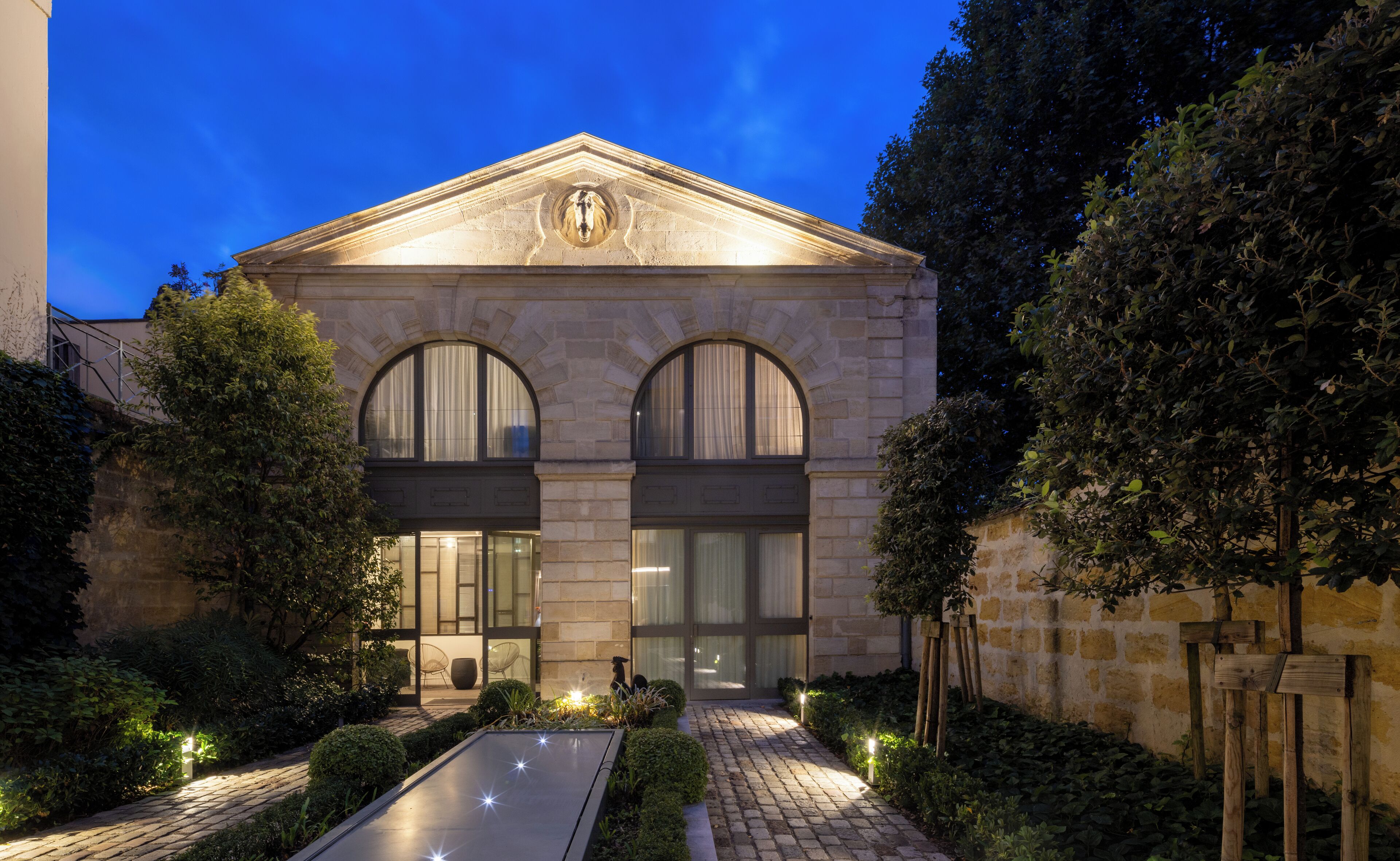 Fachada de la propiedad por la tarde o noche