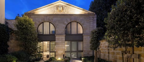 Fassade der Unterkunft – Abend/Nacht