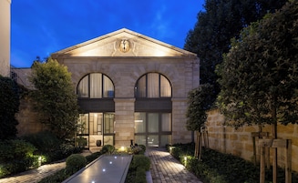 Fachada de la propiedad por la tarde o noche