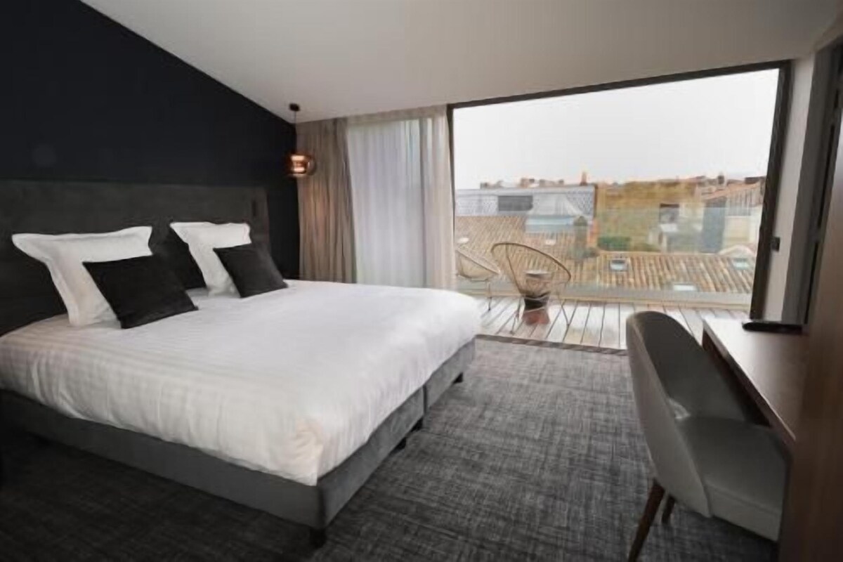 Frette Italian sheets, premium bedding, pillowtop beds, minibar