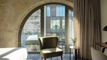 Habitación doble superior | Zona de estar | Smart TV de 40 pulgadas con canales por satélite, una televisión