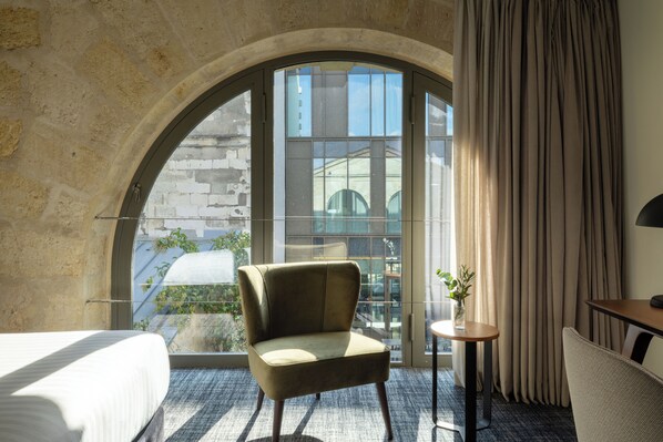 Chambre Double Supérieure | Coin séjour | TV connectée de 40 pouces avec chaînes par satellite, télévision