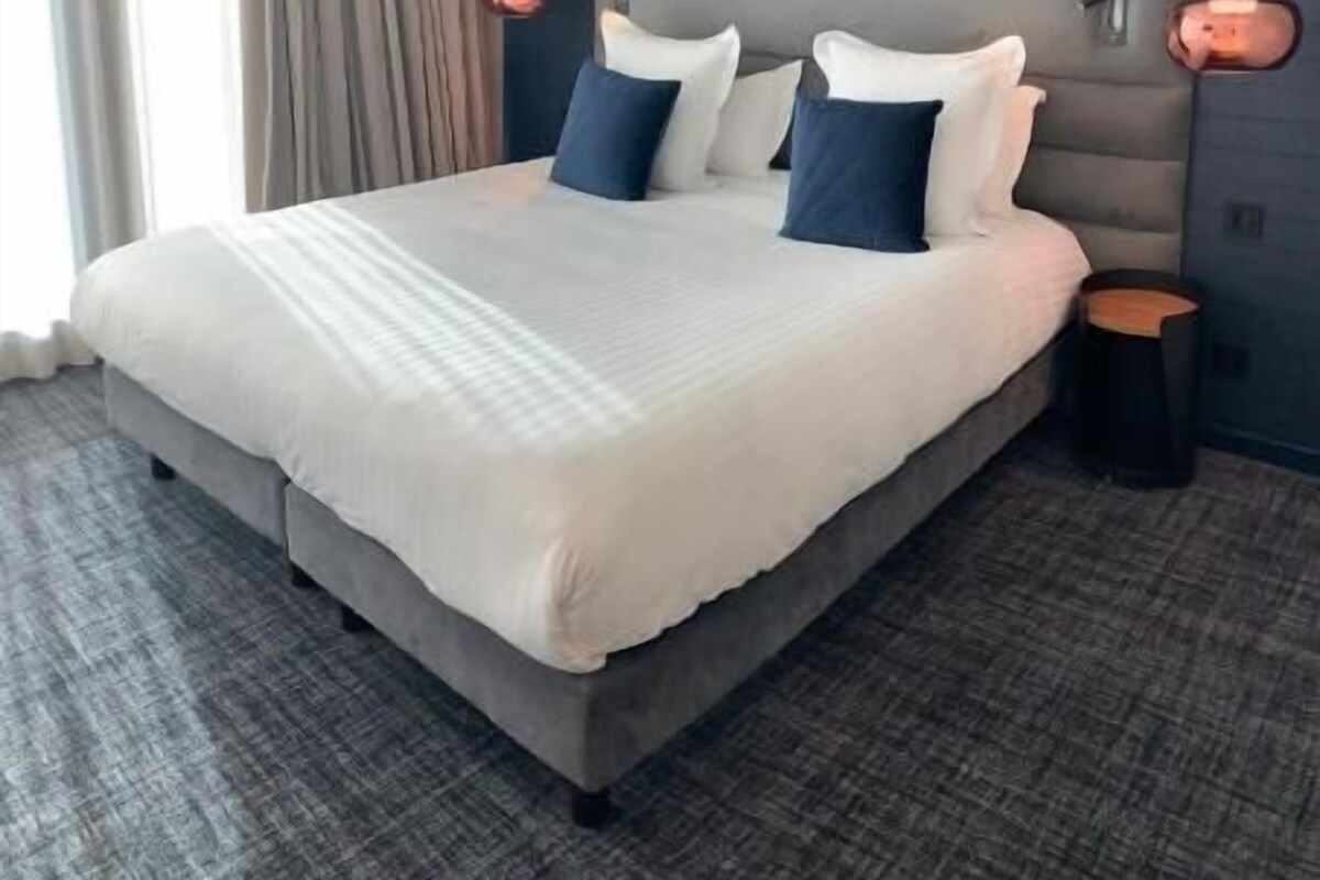 Frette Italian sheets, premium bedding, pillowtop beds, minibar