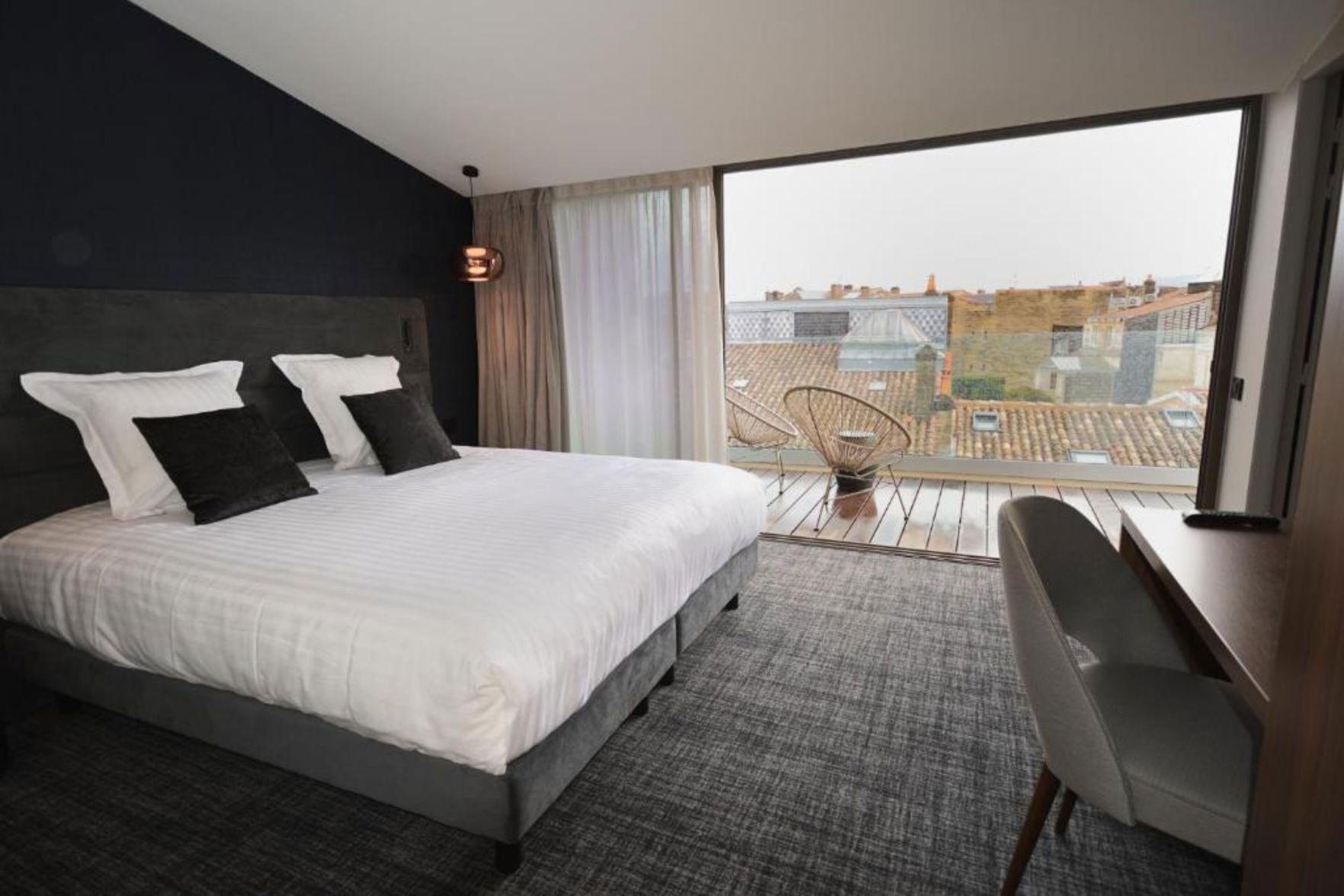 Italiaanse Frette-lakens, luxe beddengoed, pillowtop-bedden, een minibar