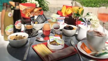Daily continental breakfast (EUR 21 per person)