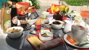 Petit-déjeuner continental (16 EUR par personne)