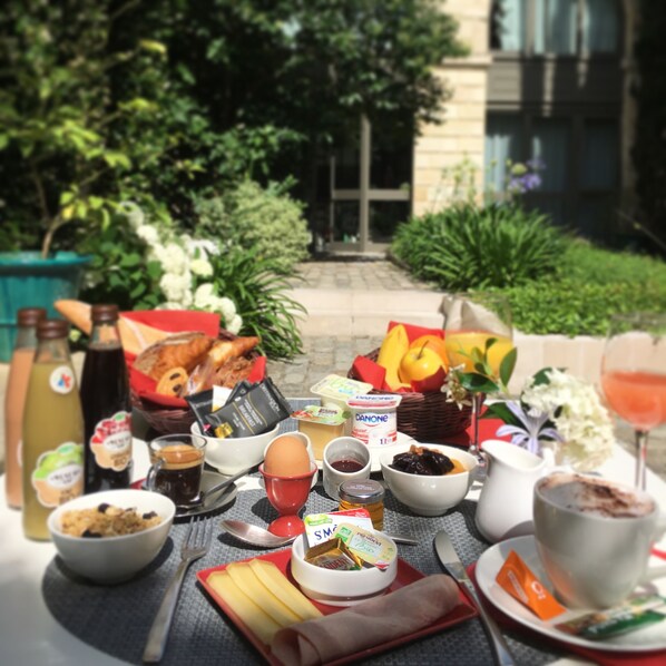 Desayuno continental (EUR 21 por persona) 