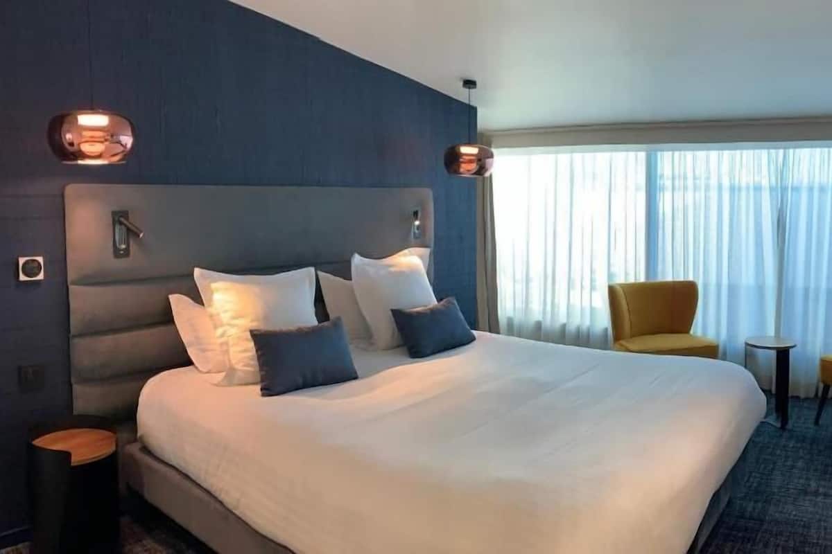 Frette Italian sheets, premium bedding, pillow-top beds, minibar