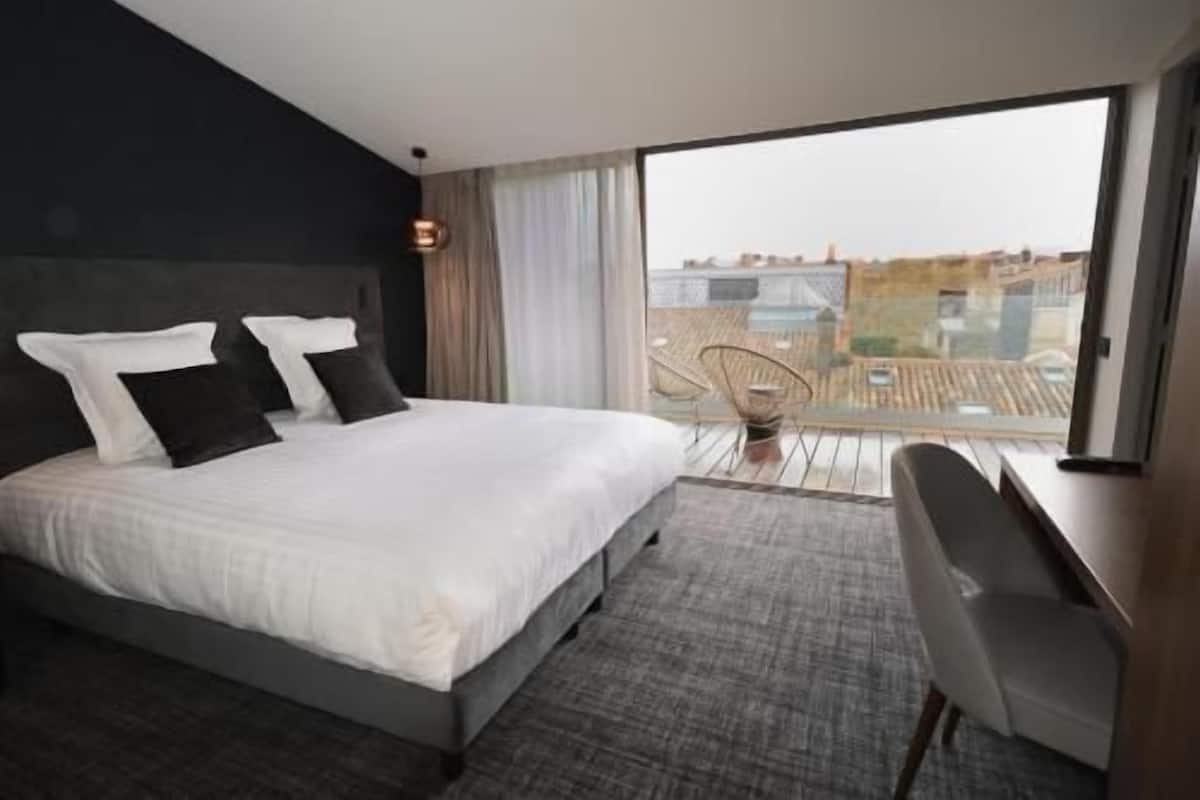 Frette Italian sheets, premium bedding, pillow-top beds, minibar