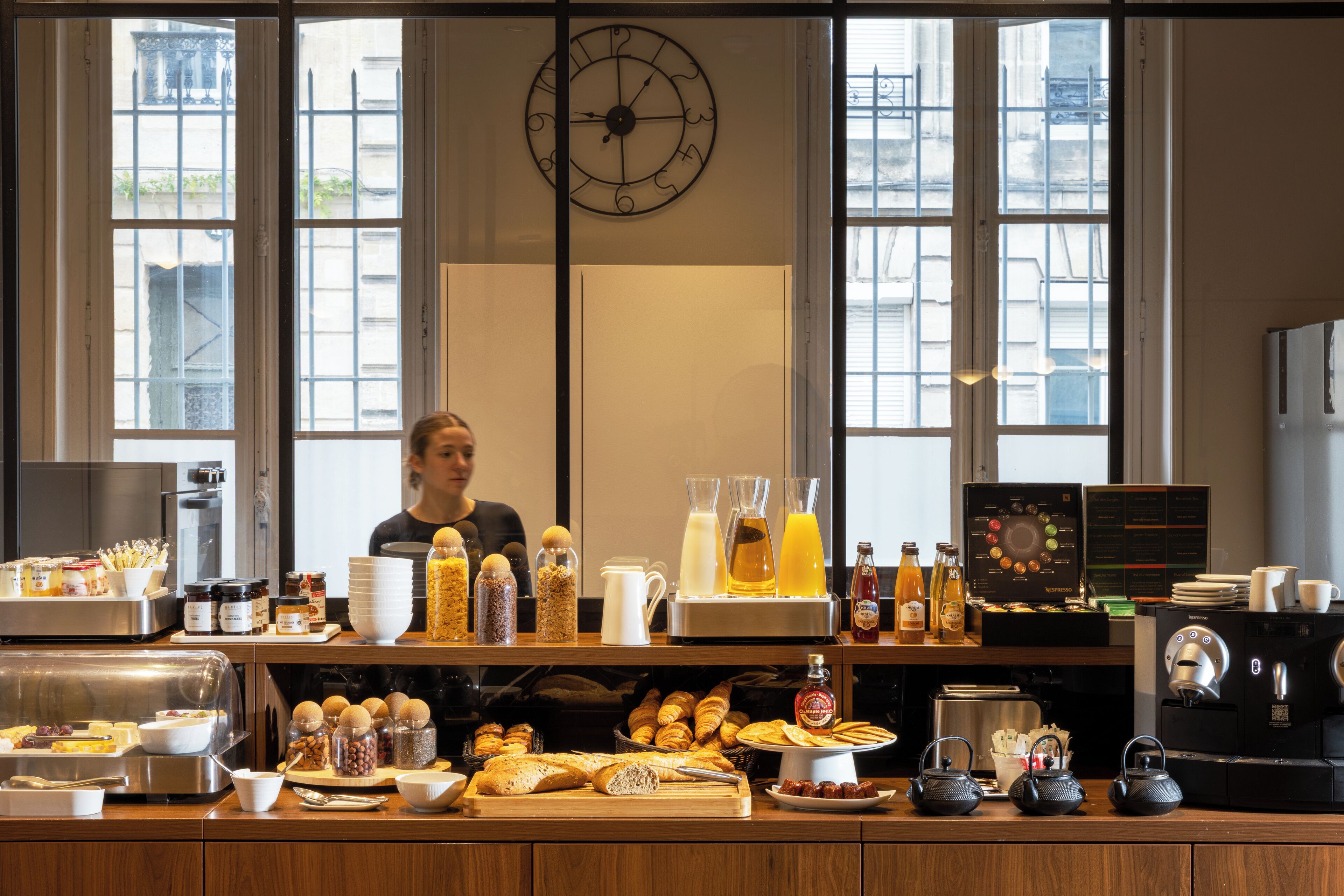 Petit déjeuner continental (21 EUR par personne)