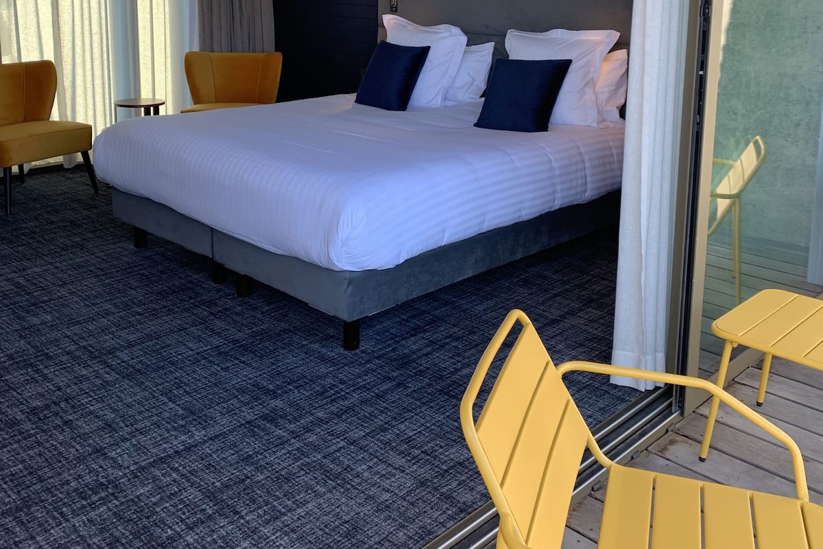 Frette Italian sheets, premium bedding, pillowtop beds, minibar