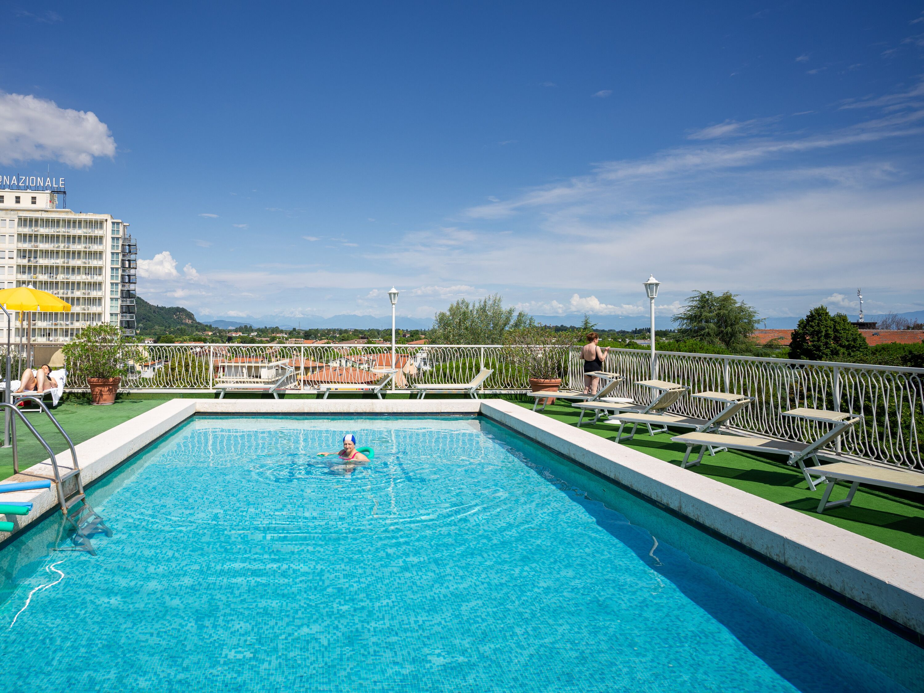 Innenpool, 2 Außenpools, Sonnenschirme, Liegestühle