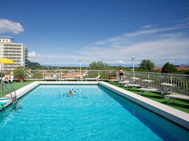 Una piscina techada, 2 piscinas al aire libre, sombrillas